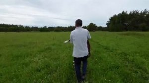 Нашёл истощённого телёнка у реки Пришлось нести его на руках