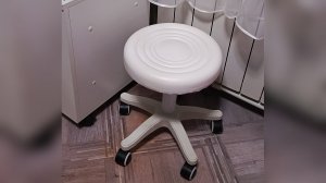 Стул на колесиках для мастера педикюра 🥰💅