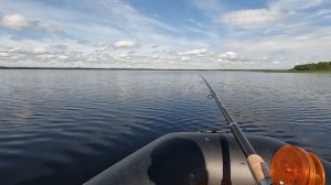 Рыбалка на большом озере.
