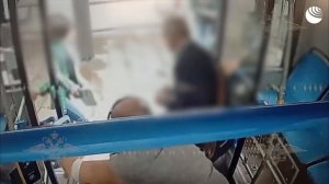 Двое иностранцев напали на женщину-контролера и пассажира автобуса в центре Москвы.
