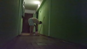 МОЮ ПОЛЫ В ПОДЪЕЗДЕ