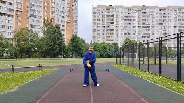 Фитнес упражнения с деревянными гантелями весом 2.0 кг