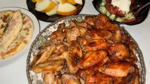 Крылышки запеченные в двух маринадах.