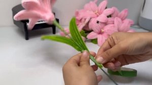 Пошаговое руководство по изготовлению лилии из синельной проволоки — простая техника с перекручивани