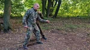 Атаковать атакующего. Иначе , промедление смерти подобно.