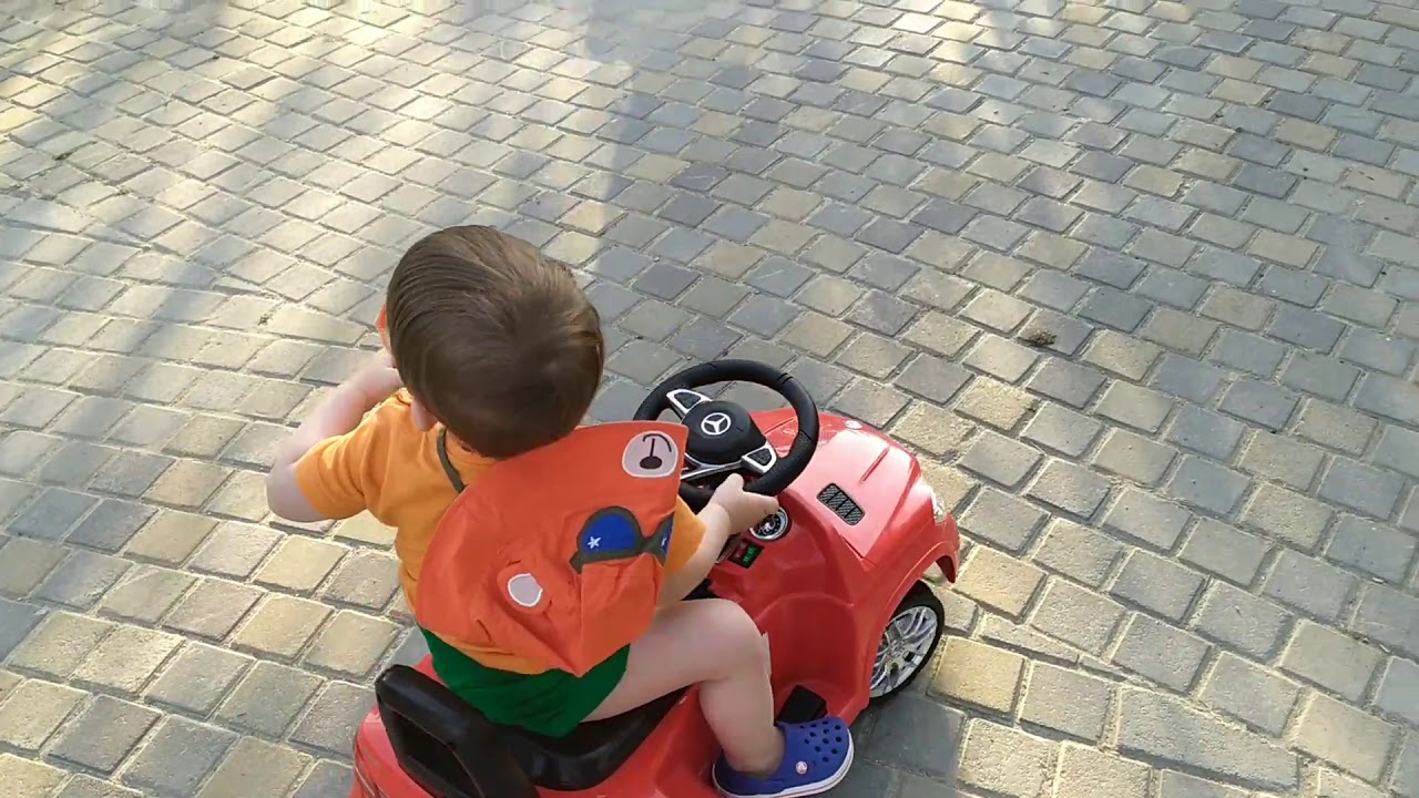 Маленький гонщик шпарит по парку