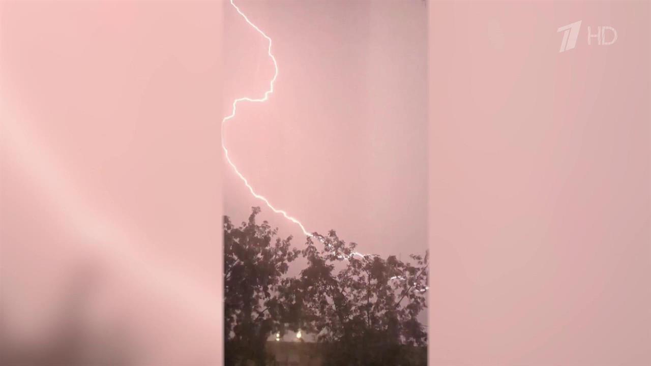 Ливни, грозы и шквалистый ветер обрушились на несколько регионов России. смотреть онлайн