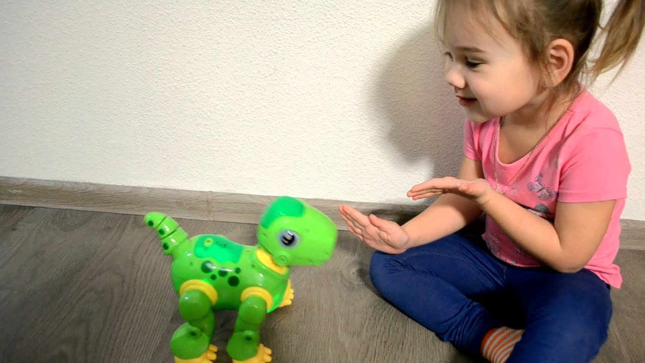 Динозавр  Милана играет с Динозавром Дино!! Любимые игрушки