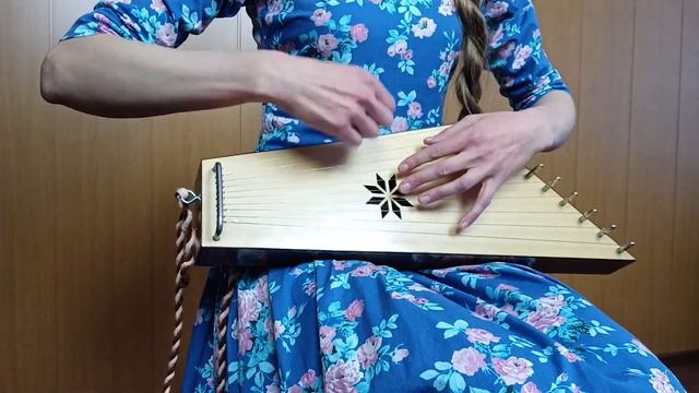 Бряцанье и простые украшения при игре на гуслях для начинающих смотреть онлайн