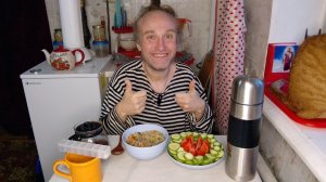 Обед с котями. Хотел щи с гречкой, а получилось вот это. Мукбанг. Обжор. Еда на камеру. Диета. Шиза.