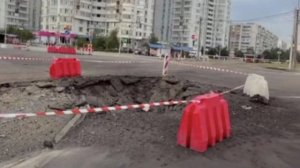 В Киеве ракета НАТОвского ПВО угодила в дорогу на Дарницком районе, по масштабу ямы примерно 30 кг