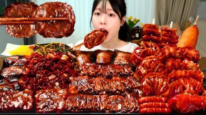 Мукбанг - курица и острая лапша и лапша с чёрным соусом - аппетитная подача