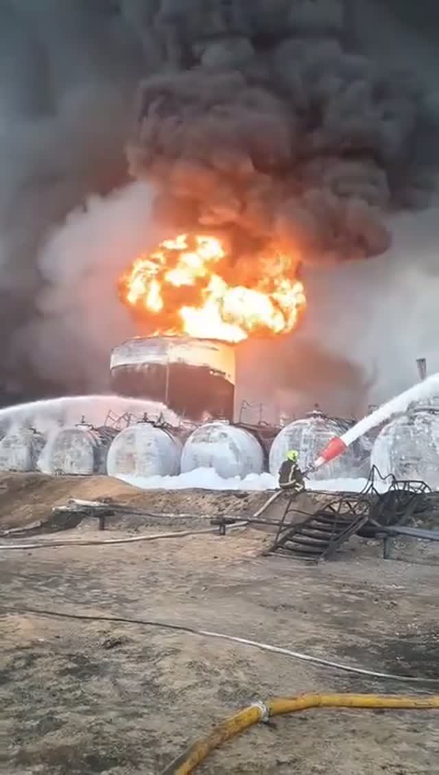 🔴Русские «Герани» ударили по нефтебазе укронацистов🔥🔥🔴 смотреть онлайн