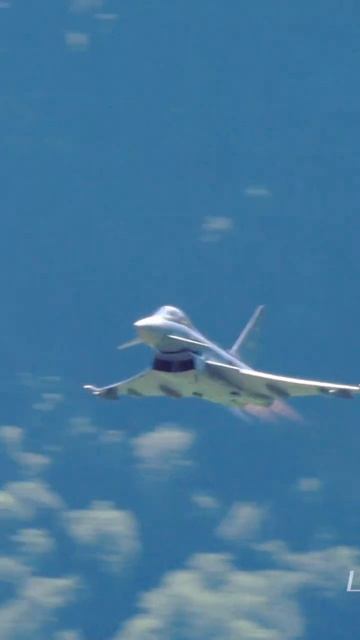 Eurofighter Typhoon над головой