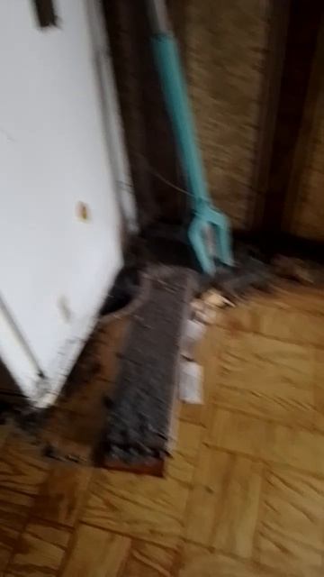 Сосед по коммуналке что-то искал в своём "ленинском уголке"! Отодвинул. Паутина на месте! Сосед изоб Сосед по коммуналке что-то искал в своём "ленинском уголке"! Отодвинул. Паутина на месте! Сосед изоб