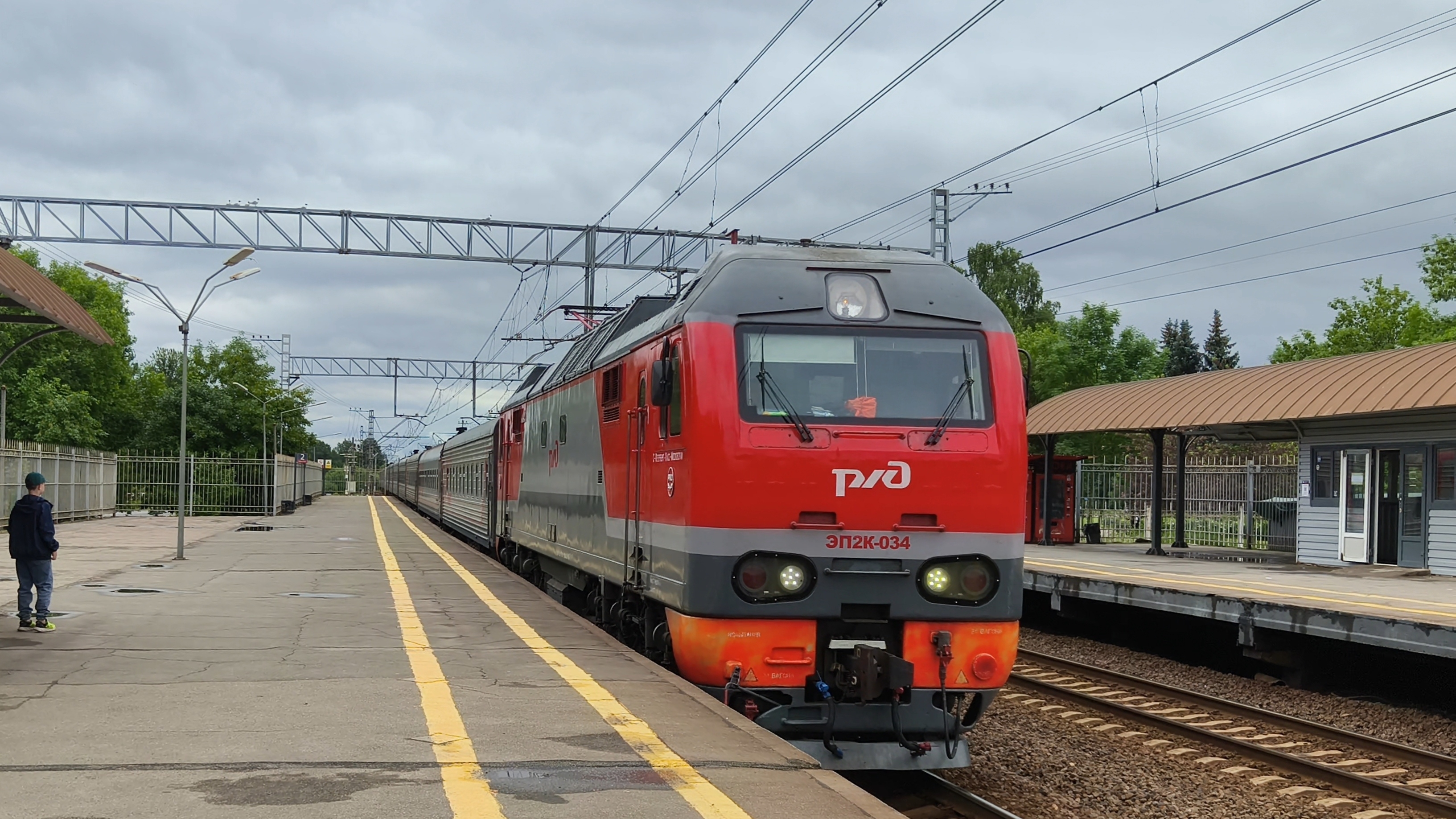 ЭП2К 034 с поездом 347Й Уфа - Санкт-Петербург следует через станцию Колпино смотреть онлайн