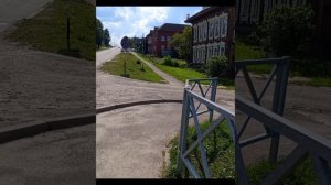 прогулка вдоль тихой сельский набережной