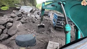 Строительство, экскаватор копает песок