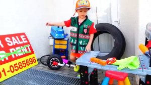 Влад играет со сломанными игрушечными машинками
