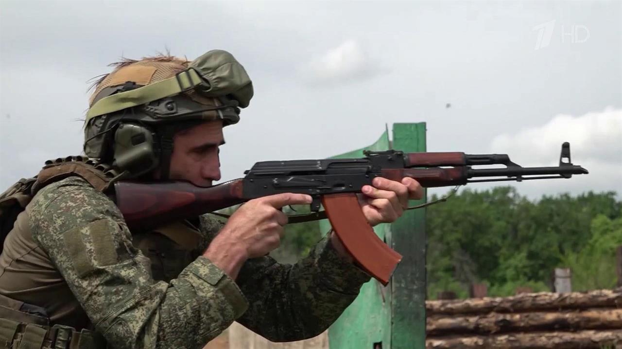 На военных полигонах проходит обучение мобильных огневых групп. смотреть онлайн