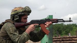 На военных полигонах проходит обучение мобильных огневых групп.