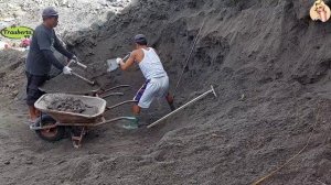 Строительство, шахтёры добывают песок в карьере
