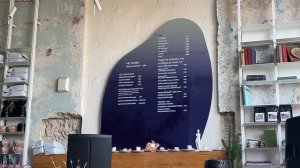 Ялта. В жаркий июльский полдень, за столиком, в прохладе кафе, на набережной. 08.07.2026. Крым. Crim