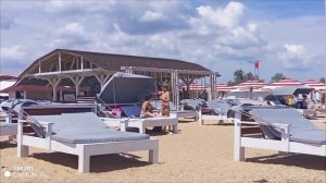 Подняли красный флаг, купаться нельзя, идëт отделение волны, песок уходит из под ног,но некоторые...