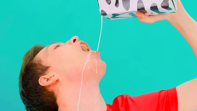 Быстрая Средняя или Медленная Скорость Еды Челлендж # Потрясающие Кухонные Лайфхаки с DuKoDu смотреть онлайн