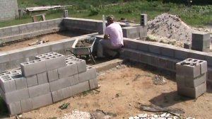 1 Строительство дома из блоков Кладка первых трех рядов