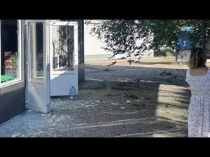 Беспилотник атаковал автобусную остановку с людьми в российском городе