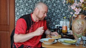 Мукбанг. Запечённые яйца в лаваше из аэрогриля, огурцы и гренки.
