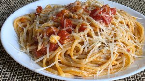 Макароны с помидорами и сыром. Очень вкусно и очень быстро.