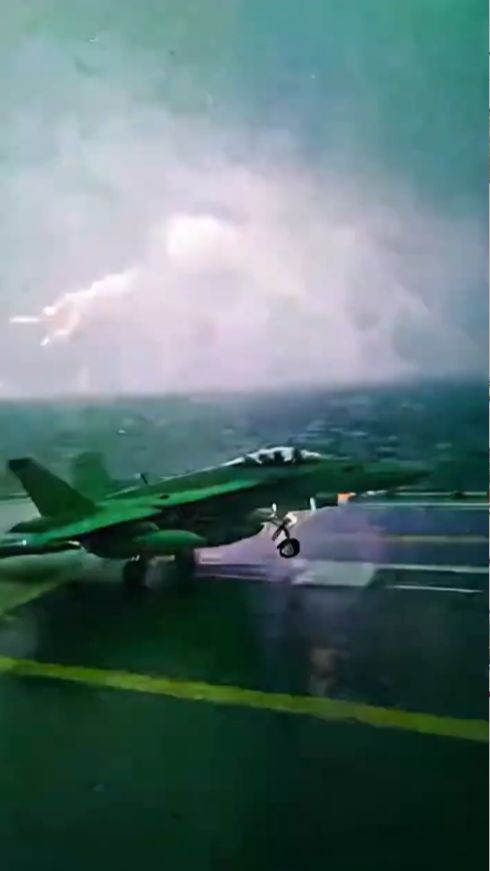 F/A-18. Ночная посадка от ИИ