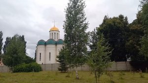 Фея гуляет по скошенной траве холодным летом