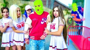 ДИАНА И ДЕВОЧКИ ЧЕРЛИДЕРШИ СПОЙМАЛИ ПАРНЯ В БАЛАКЛАВЕ!! КТО ПРЯЧЕТСЯ ПОД МАСКОЙ?