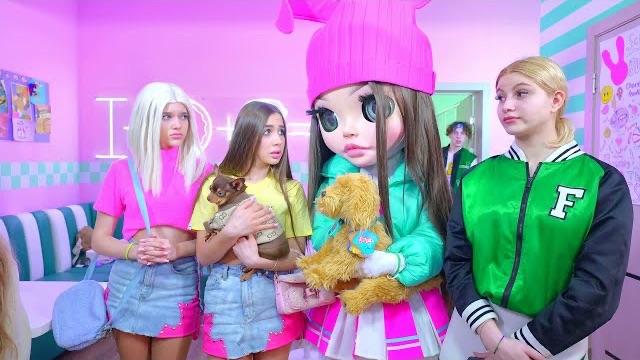 КТО ГЛАМУРНЕЙ ТОТ БУДЕТ ГЛАВНОЙ В НОВОЙ ШКОЛЕ!!! ДИАНА В ШОКЕ С НАГЛОЙ BUNNY!!! смотреть онлайн