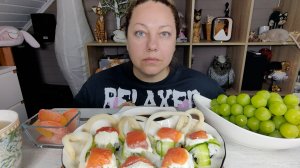 Мукбанг Ленивые роллы с лососем, копченый кальмар, виноград.