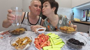 Мукбанг ВКУСНЫЙ семейный ужин и пикантные ИСТОРИИ из детства! Достойно СТАРЕТЬ ещё надо поучиться