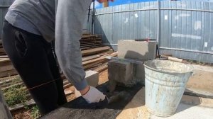 НАЧИНАЮ СТРОИТЬ ДОМ Кладка первого ряда керамзитобетонных блоков