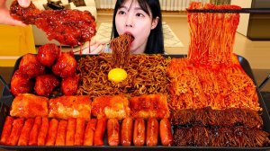 Мукбанг - курица и острая лапша и лапша с чёрным соусом - крупный план