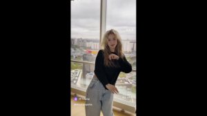 Юная девушка танцует.