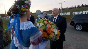 ТЫСЯЧИ людей овациями встречают Лукашенко! // Александрия-2026