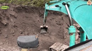 Строительство, экскаватор копает песок