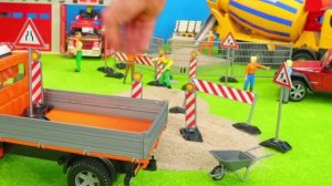 Пожарная машинка НАБИРАЕТ ВОДУ! 🚒💦 Много разных игрушек детям