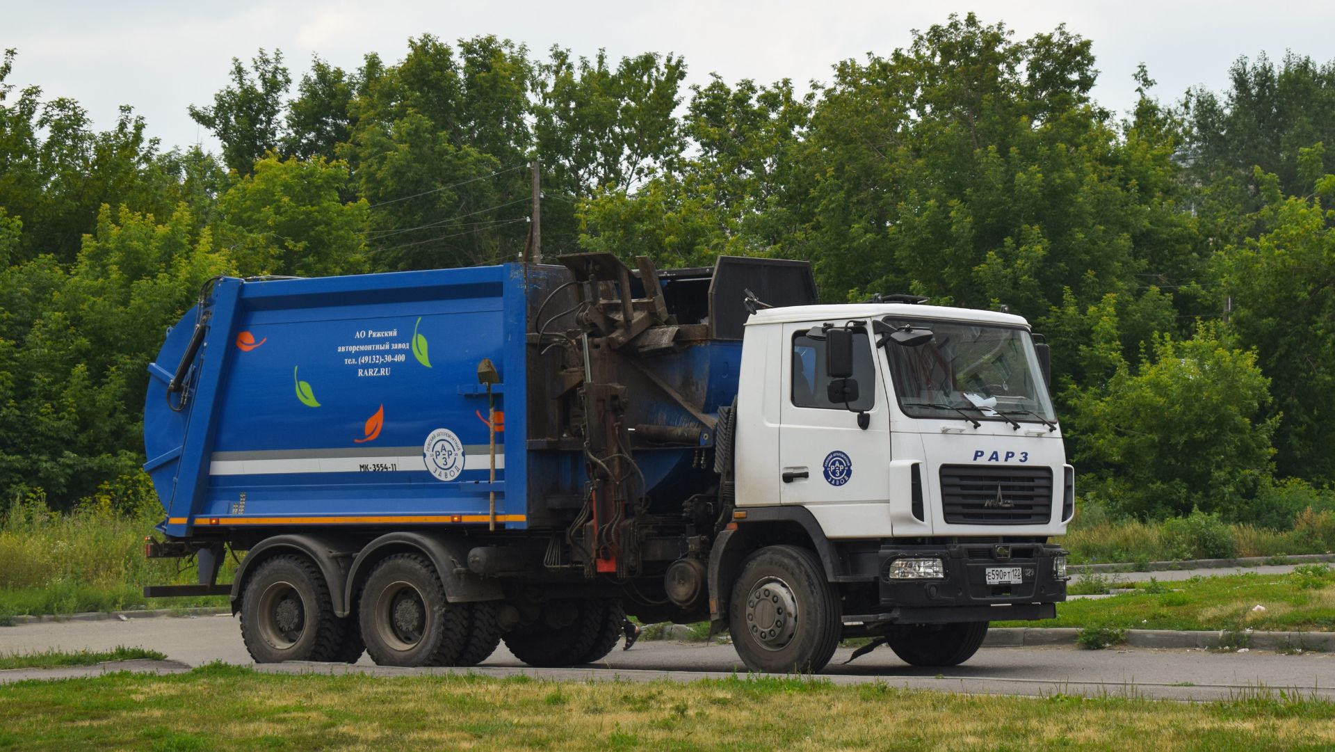 Мусоровоз МК-3554-11 на шасси МАЗ-631226 Е 590 РТ 122.  Garbage truck MAZ-6312.