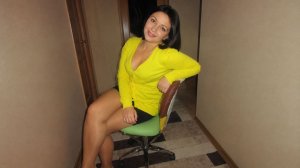 Симпатичная девушка 35 лет дома показала смотреть видео с красоткой