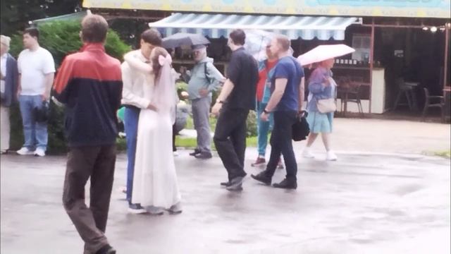 Танец 💃💖🕺молодожёнов💍💍 под 🌧️дождем! 11.07.26 в парке🌳🌳🌳 смотреть онлайн