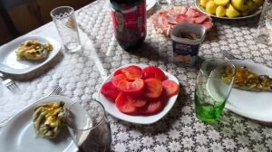 Мой день рождения, в кругу семьи.
Скромный обед. Не то время чтобы праздновать.