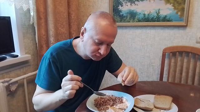 Ем горбушу с гречкой. смотреть онлайн